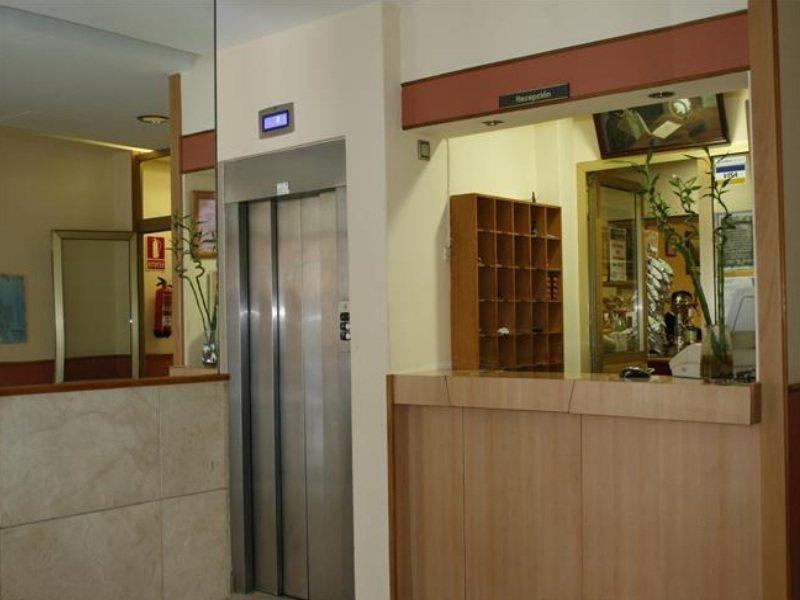 Hostal Liste Station Ла Коруня Екстериор снимка